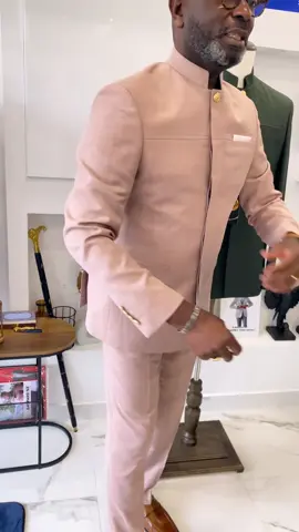 Parce que le style, c’est aussi l’attitude. Un safari col mao rose poudré, des mocassins marron, et la confiance fait le reste 🌸👞 #StyleÉlégant #SafariColMao #RosePoudré #MensStyle #ChicEtSobre   