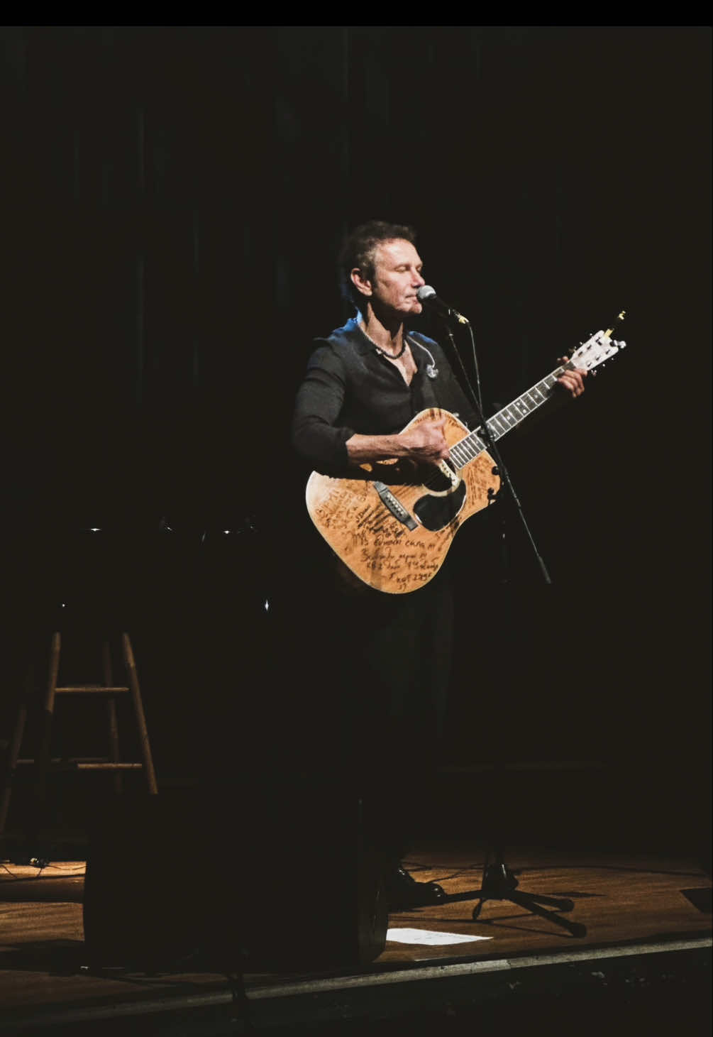 Yesterday’s concert was…💔. “OE” is honestly part of who I am. You know how when you grow up listening to something, and it kind of becomes part of you without you even noticing? That’s what it is for me. His music was there when I was figuring out who I am, standing up for myself, and it shaped a big part of my personality. When we move to other places, we do everything to adjust, to fit in… and sometimes without noticing, we leave pieces of ourselves behind. Yesterday showed me that no matter where life takes you, it’s so important to remember who you are because that part of you never really goes away. #viktoriiasbeauty #okeanelzy #vakarchuk #okeanelzyconcert #ukrainianmusic 