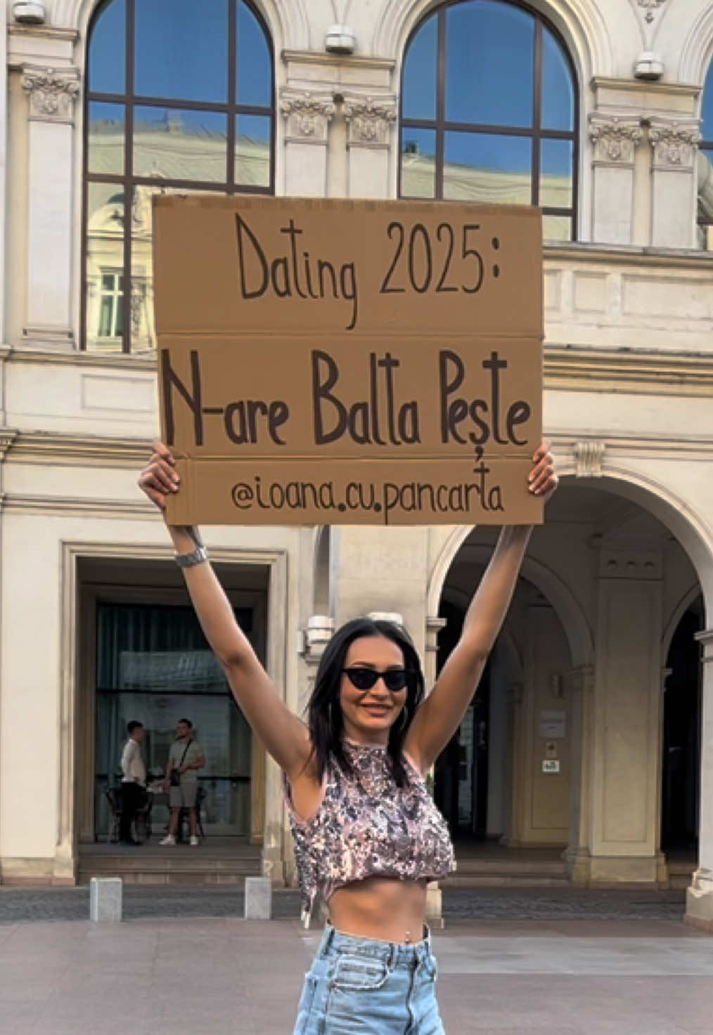 Fără absolut nicio legătură cu textul de pe pancartă, vreau doar să vă spun că azi cât am parcurs toate filmarile ca să fac selecția și montajul pentru clipul ăsta, mi-am dat seama încă o dată ce norocoasă sunt. Am avut șansa ca din întamplare să ajung să fac ceva ce iubesc. Mai mult decât atât, voiam să spun cât de mult mă bucură fiecare tură de Calea Victoriei. Mai precis, cât de fericită mă face toată energia bună pe care mi-o dați cu atâta deschidere și generozitate. Love, always 🤍🤗 #fyp #fyppp #dating #situationship #loveyou 