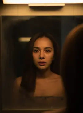 GEMINI AI PROMPT: Close-up potret seorang wanita muda sesuai foto referensi, dengan wajah, mata, struktur wajah, alis, hidung, dan bibir yang sama persis 100% tanpa perubahan, wajahnya sangat dekat dengan cermin kamar mandi modern yang redup. Matanya berkaca-kaca, air mata hampir jatuh, sorot pandangannya kosong namun penuh luka batin, matanya tertutup. Cahaya lampu kuning di atas cermin hanya menerangi sebagian wajah, menimbulkan bayangan dramatis yang menekankan garis wajahnya. Permukaan cermin sedikit berembun, memantulkan sosoknya dengan aura kesepian mendalam. Nuansa foto terasa intim, emosional, dan penuh perenungan spiritual, seolah ia mencari kekuatan di balik kesedihannya Detail Teknis: 8K ultra-high resolution, ultra-sharp focus, hyper-detailed skin texture, photorealistic lighting, cinematic photography style, no blur, no soft focus, razor-sharp clarity, artistic and fashion editorial quality. #geminiai #promptgeminiai #promptgemini#aiprompt#ai 