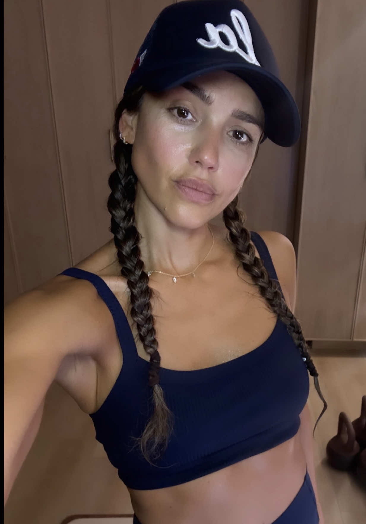 Pushing myself with heavier weights thanks to @Betina Gozo Shimonek - this ish ain’t easy, but we did it 🥵💪🏽 Warm Up -2 Rounds  Half Frogger Rock w/ Leg Lift Side Plank Rainbow Fire Hydrants & Donkey Kicks First Set - 4 Rounds Copenhagen Side Plank - 30 seconds each side RFE Split Squat to RDL Combo 20lbs - 8 reps each side Lateral Lunge 20lbs - 10 reps each side Finisher! -3 Rounds Low to High - 15lbs - 10 reps each side Rainbow Slam - 20 total Cool Down