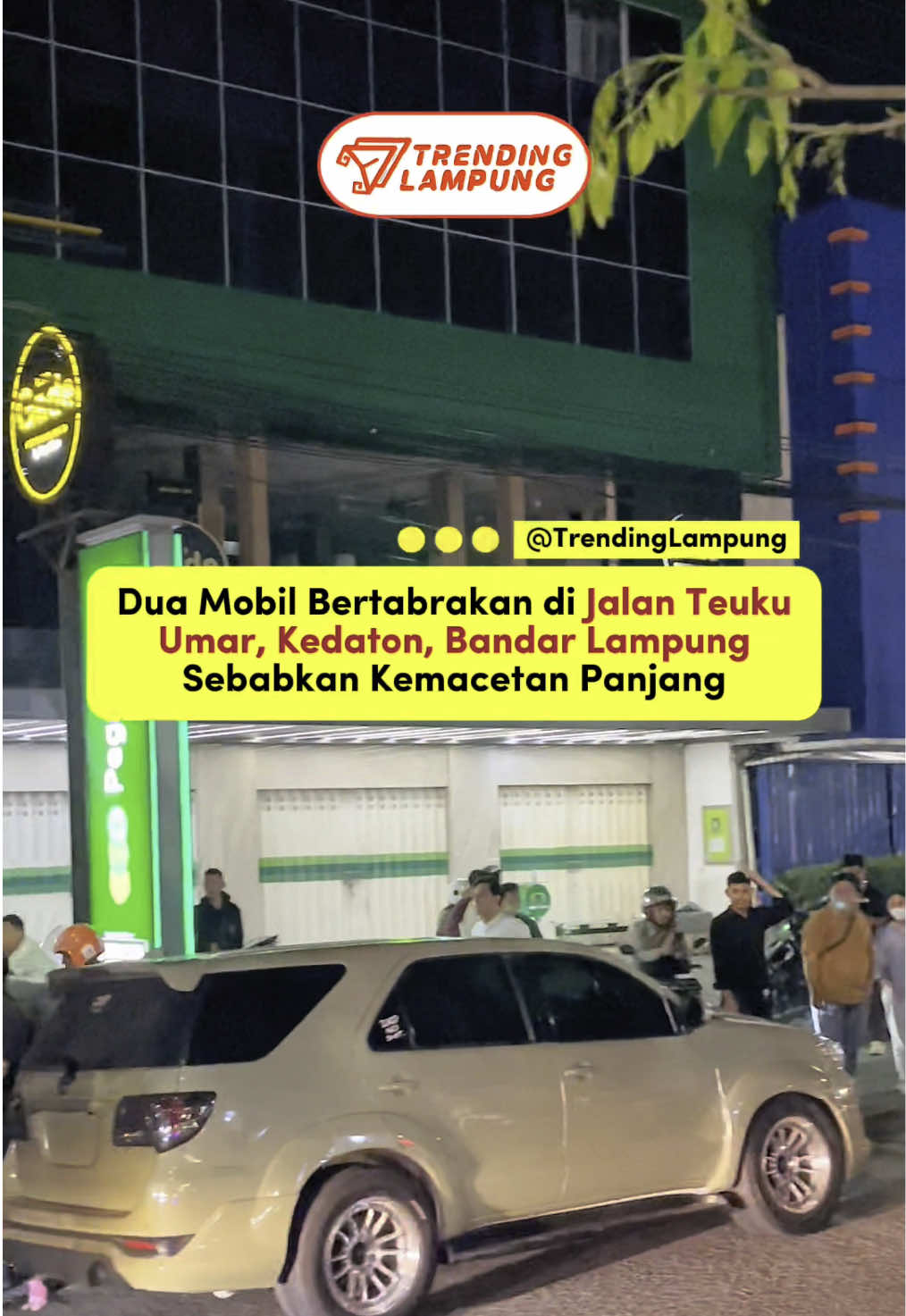 Pantes macet ternyata ada tabrakan😌 Atas insiden tabrakan tersebut beruntung tidak ada korban jiwa, Namun salah satu mobil mengali ringsek dibagian depan. Kamorang tadi ada yang lewat sini? #TredingLampung #lampungtiktok #Lampung #LampungViral #BandarLampung