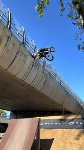 Sesh in Roma 🇮🇹#fypシ #downhill #foryou #dirtjump #mtb #pumptrack #rideordie #viral #mtblife #slopestyle #dirtbike #nieratzpark #hotshots 