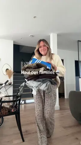 Les Adidas omg !!! Votre fashion pref (pas fashion) reprend du service ❤️‍🔥 update : le jean reçu trop petit me va finalement mazeltovvvv 🥲 #haul #fashiontiktok #outfitinspo #autumnoutfits #fashionhaul 