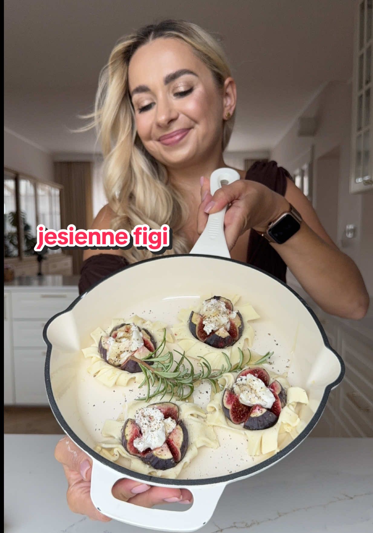 Figi pieczone z ciastem francuskim i sękiem kozim 🌿 Składniki: ✔️świeże Figi  ✔️ciasto francuskie  ✔️serek twarogowy kozi, lub inny np Łaciaty śmietankowy, camembert, brie  ✔️pieprz  ✔️miód 🍯 ✔️orzeszki pini  ✔️sos balsamiczny  Przygotowanie: ✅z figi obcinamy ogonki i przekrawamy ją na 2 części aby się rozłożyła  ✅ciasto francuskie kroimy na paski o szerokości 4-5 cm i każdy nacinamy na ukos po całej długości  ✅figi owijamy ciastem i wkładamy na blaszkę lub patelnię do pieczenia  ✅do środka fig wkładamy serek ✅figi doprawiamy pieprzem i polewamy miodem  ✅pieczemy 20-25 min do uzyskania złotego koloru ciasta  ✅posypujemy uprażonymi orzeszkami pinii i polewamy sosem balsamicznym  Smacznego 😋  Po więcej szybkich przepisów zaobserwuj⬇️ @pieknytalerz_  Inspiracja @julienduboue Baked Figs with Puff Pastry and Goat Knot 🌿 Ingredients: ✔️Fresh figs ✔️Puff pastry ✔️Goat cheese or other cheese, such as Łaciaty cream cheese, Camembert, Brie ✔️Pepper ✔️Honey 🍯 ✔️Pine nuts ✔️Balsamic sauce Preparation: ✅Cut off the stems from the figs and cut them in half to spread them out. ✅Cut the puff pastry into 4-5 cm wide strips and cut each one diagonally along the length. ✅Wrap the figs in the pastry and place them on a baking sheet or pan. ✅Put the cheese inside the figs. ✅Figs Season with pepper and drizzle with honey. ✅Bake for 20-25 minutes until golden brown. ✅Sprinkle with toasted pine nuts and drizzle with balsamic sauce. Enjoy your meal 😋 For more quick recipes, follow ⬇️ @pieknytalerz_