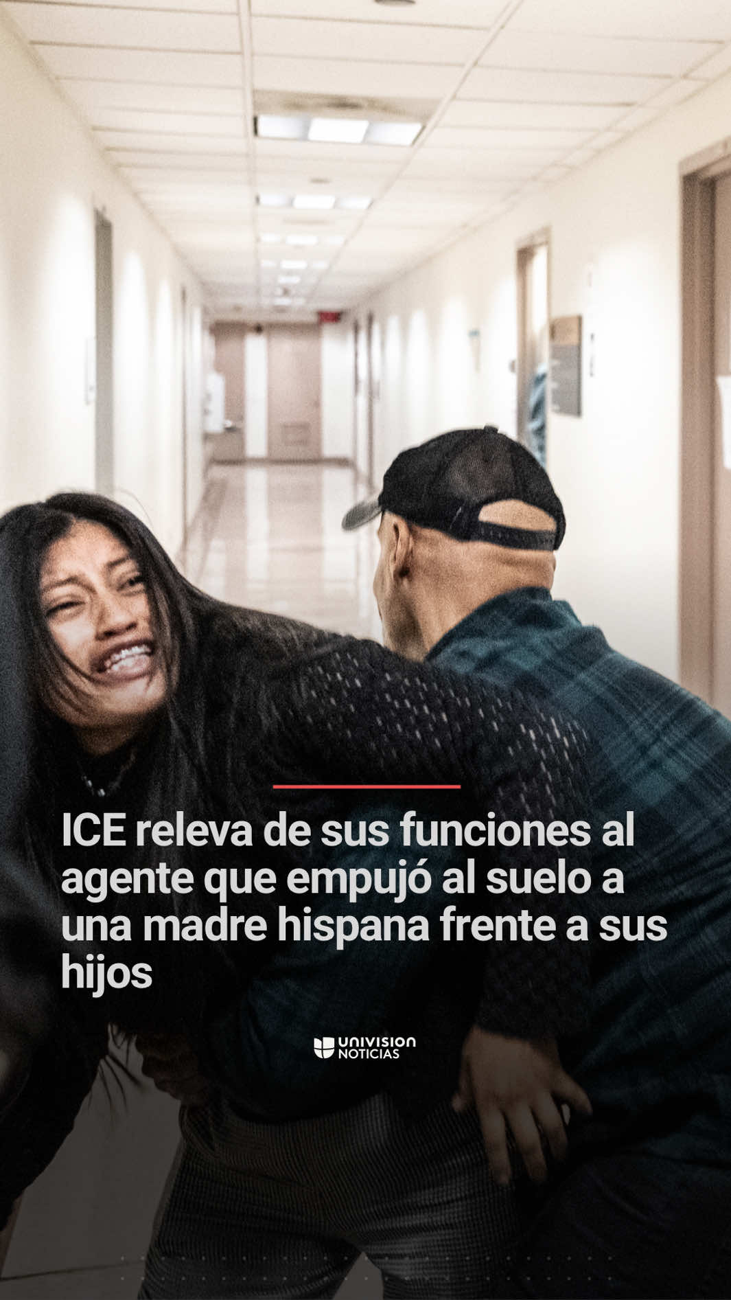 ➡️ ICE releva de sus funciones al agente que empujó al suelo a una mujer en una corte de Nueva York. El Departamento de Seguridad Nacional (DHS) suspendió de sus funciones al agente de inmigración que empujó al suelo a una mujer ecuatoriana que se le acercó y suplicaba que no detuvieran a su esposo, quien salía de su audiencia de asilo en una corte de Nueva York. 