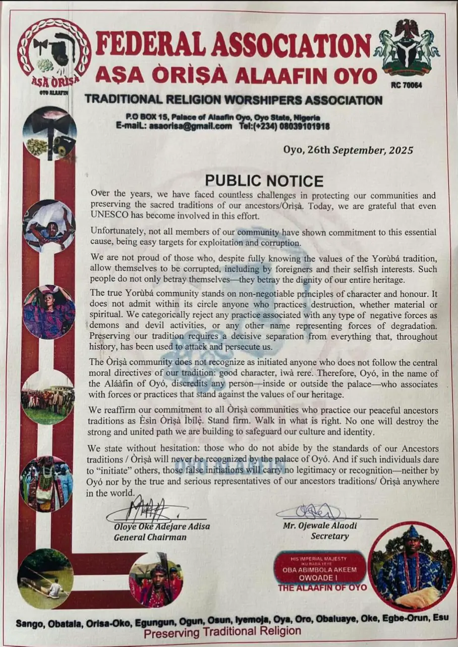 Carta aberta do Kabiesi Oba Oyo Abimbola Owoade I  ASSOCIAÇÃO FEDERAL ASA ÒRÌṢÀ ALAAFIN OYO ASSOCIAÇÃO DE ADORADORES DA RELIGIÃO TRADICIONAL P.O BOX 15, Palácio do Aláàfin de Oyo, Estado de Oyo, Nigéria AVISO PÚBLICO Ao longo dos anos, enfrentamos inúmeros desafios na proteção de nossas comunidades e na preservação das tradições sagradas de nossos ancestrais/Òrìṣà. Hoje, somos gratos até mesmo pelo envolvimento da UNESCO nesse esforço. Infelizmente, nem todos os membros da nossa comunidade demonstraram compromisso com essa causa essencial, tornando-se alvos fáceis de exploração e corrupção. Não temos orgulho daqueles que, apesar de conhecerem plenamente os valores da tradição Yorùbá, permitem-se corromper, inclusive por estrangeiros e por seus próprios interesses egoístas. Tais pessoas não apenas traem a si mesmas — mas traem a dignidade de todo o nosso patrimônio. A verdadeira comunidade Yorùbá se sustenta em princípios inegociáveis de caráter e honra. Não admite em seu círculo ninguém que pratique destruição, seja material ou espiritual. Rejeitamos categoricamente qualquer prática associada a qualquer tipo de forças negativas — demônios, atividades malignas ou qualquer outro nome representando forças de degradação. Preservar nossa tradição exige uma separação decisiva de tudo aquilo que, ao longo da história, foi usado para nos atacar e perseguir. A comunidade Òrìṣà não reconhece como iniciado quem não segue as diretrizes centrais e morais de nossa tradição: bom caráter, ìwà rere. Portanto, Oyó, em nome do Aláàfin de Oyó, desacredita qualquer pessoa — dentro ou fora do palácio — que se associe a forças ou práticas contrárias aos valores do nosso patrimônio. Reafirmamos nosso compromisso com todas as comunidades Òrìṣà que praticam nossas tradições pacíficas dos ancestrais como Èsìn Òrìṣà Ibílẹ̀. Permaneçam firmes. Caminhem no que é certo. Ninguém destruirá a base sólida e unida que estamos construindo para proteger nossa cultura e identidade. Declaramos sem hesitação: aqueles que não obedecem aos padrões de nossos ancestrais/tradições Òrìṣà nunca serão reconhecidos pelo palácio de Oyó. E se tais indivíduos ousarem “iniciar” outros, essas falsas iniciações não terão legitimidade nem reconhecimento — nem em Oyó, nem pelos verdadeiros e sérios representantes das tradições/Òrìṣà de nossos ancestrais em qualquer lugar do mundo. ⸻ Oloye Oke Adejare Adisa Presidente Geral Mr. Ojewale Alaodi Secretário SUA MAJESTADE IMPERIAL OBA ABIMBOLA AKEEM OWOADE I O ALÁÀFIN DE OYO ⸻ Sàngó, Obàtálá, Òrìṣà-Oko, Egúngún, Ògún, Òsun, Yemọja, Ọya, Ọrò, Ọbalúayé, Okè, Ẹgbẹ́-Orun, Èṣù Preservando a Religião Tradicional.  #iseselagba #familialasigun #esinorisaibile #cultotradicionalyoruba #oyo 