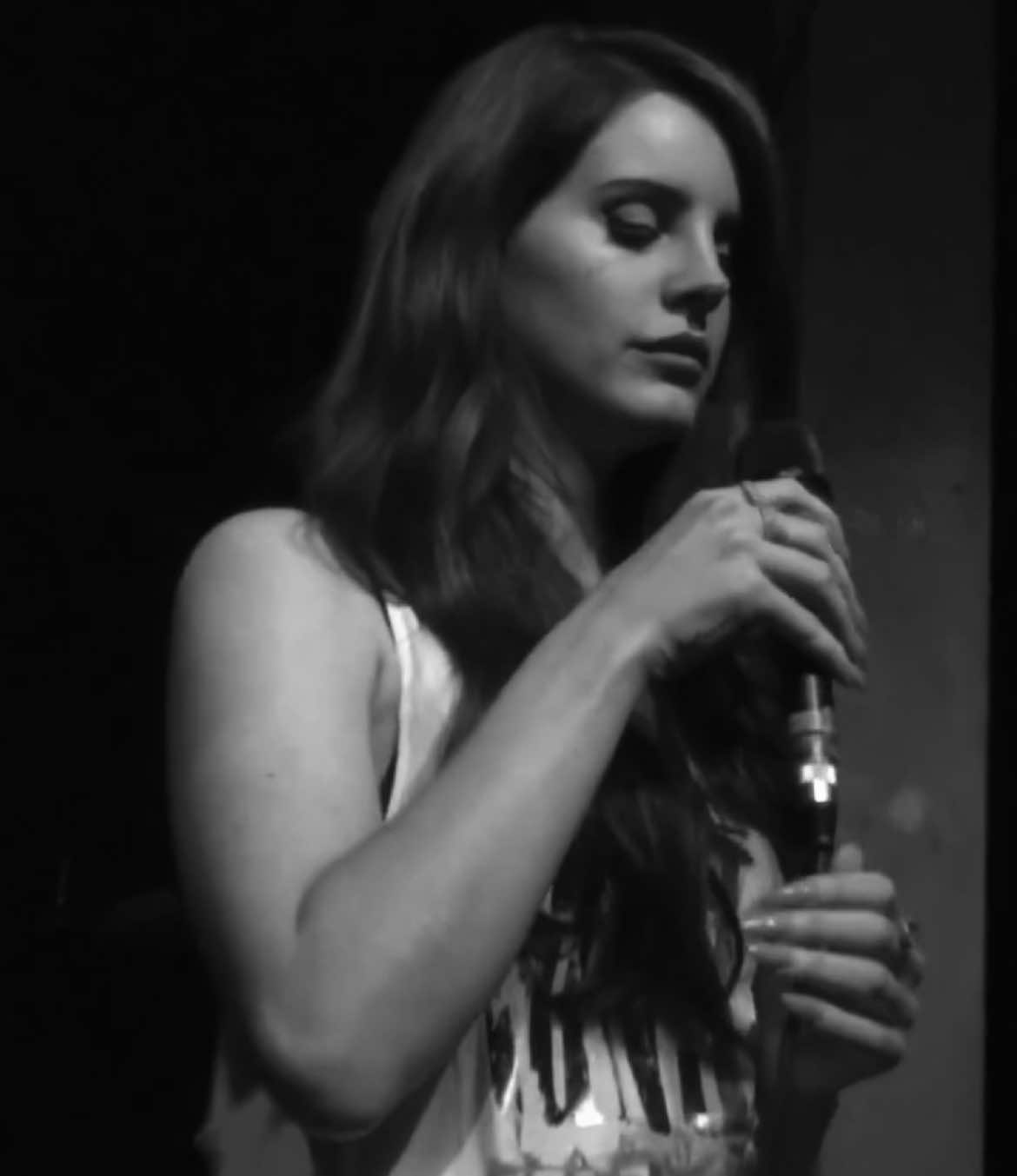 184- swinging in the backyard, pull up in your fast car ✨ Lana Del Rey singing her hit song Video Games live in 2012  #lanadelrey #lanadelreylive #fyp 