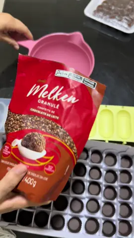 Confeitando brigadeiro com granulado da Melken granulê ao leite, e utilizando o chocalho da blustar que ajuda muito a deixar o brigadeiros bem redondos. #brigadeiro 