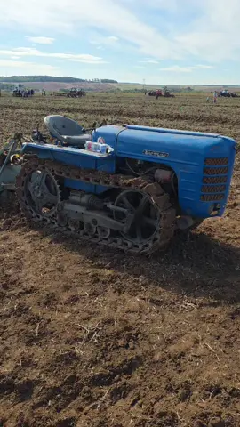 Zetor 2023  Pásový traktor Z-2023 je určený hlavně pro vinice, chmelnice a sady. Vývodový hřídel umožňuje pohon nesených, polonesených nebo tažených viničních, chmelničních a jiných strojů, případně strojů stabilních. Dále je možno traktor použít k pomocné dopravě. Naftový motor o výkonu 22 koní při 2000 ot/min. je dvouválcový, vodou chlazený, s přímým vstřikem. Spojka je dvojitá pro vypínání pojezdu a vývodového hřídele. Traktor má 10 převodových stupňů vpřed a dva zpáteční. Rozsah pojezdové rychlosti je od 0,6 km/hod do 12,6 km/hod. Pásové brzdy jsou ovládány mechanicky pedálem, který má západku pro zabrzdění stojícího traktoru. Traktor se řídí směrovými spojkami a pásovými brzdami, které jsou ovládány řídícími pákami. Podvozek traktoru je otočně uchycen ke skříni hlavního převodu nosnou trubkou a konzolami. K převodovce je podvozek uchycen pružně soustavu pák a zkrutné tyče. Podvozek tvoří nosnou část pro uložení pojezdových kladek a předního kola. V každém podvozku jsou uloženy vahadlovým způsobem dvě dvojice kladek, jež umožňují dobře sledovat terén. Pásy jsou ze článků a patek a napínají se předními koly. Předpětí pásů se seřizuje maticí, která utahuje šroubovou pružinu. Připojovací tažné zařízení na přední části traktoru je složeno z pevného závěsu umístěného na konzole přední nápravy a slouží pouze k odtažení traktoru. Na zadní části traktoru je namontovaná výkyvná lišta. Pro tuzemsko bude traktor standardně vybavován dekompresorem, hydraulickým zařízením a tříbodovým závěsem s otevřenou budkou s laminátovou střechou, která je po stranách a vzadu krytá plachtovinou.