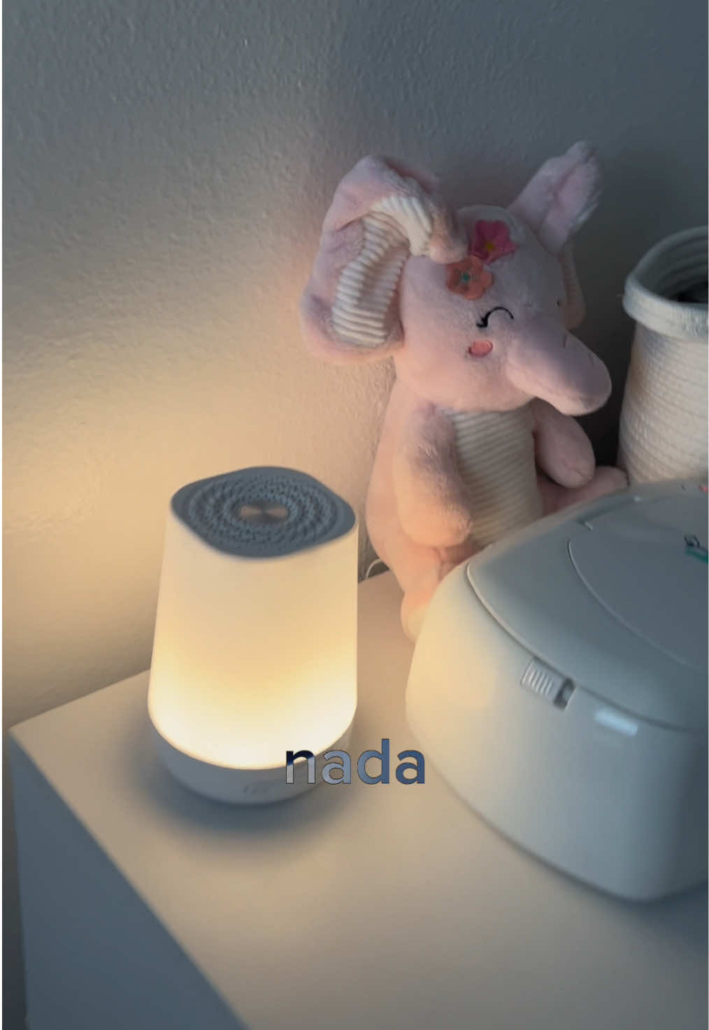 Si quieres una luz bella que le dure la batería, y además con canciones de cuna para tu bebé, esta es la mejor opción ☺️ . . ##momcozy##ruidoblancoparabebes##cuartodelbebe##whitenoise##descuento