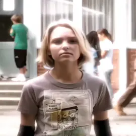 не залетит как обычно  Фильм «Мост в Терабитию» основан на одноимённом романе Кэтрин Патерсон, написанном после смерти её лучшей подруги, вдохновившей историю. Это история о дружбе пятиклассника Джесса и девочки Лесли, которые создают волшебный мир Терабитию в лесу, пока реальность не вторгается трагедией, когда Лесли погибает. Фильм является экранизацией книги 2007 года, сценарий к которой написал сын Патерсон, стремясь сохранить дух первоисточника. #рекомендации #аннасофияробб #fyyyyp #annasophiarobb #Эдит #Edit #актив #глобальныерекомендации #Моствтеррабитию 