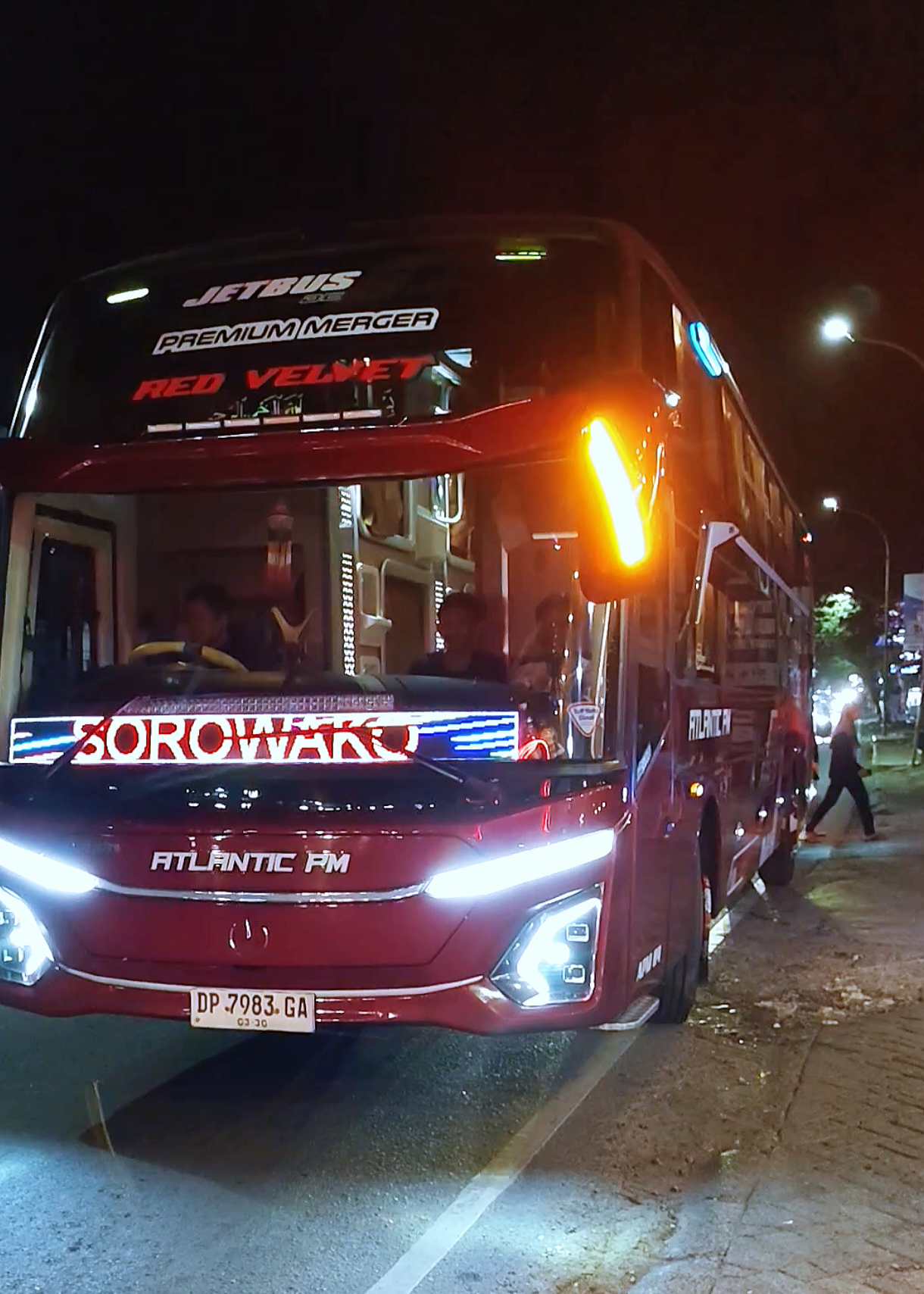 Atlantic Pm dengan julukan Red Velvet dan rute (Makassar Sorowako) dengan body jetbus 5 dream coach yang dibangun diatas chasis Mercedes Benz OH 1626 L @saldiwijaya98 #atlanticpm #celebesbislovers #cctvbuscelebes #huntingbus📸 #cctvbusindonesia 