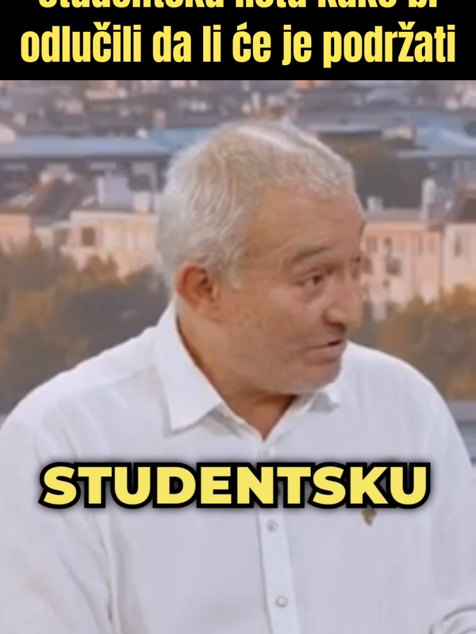 Konačno je neko ukazao na veliku „zabrinutost“ SNS propagandista za studentsku listu. Zoran Ostojić je primetio kako mnogi SNS-ovci navodno žele da što pre čuju njihov program i politiku, a zapravo traže imena koja bi mogli da čereče po režimskim trovačnicama. Studenti uopšte ne treba da objavljuju celu listu, ali bi trebalo da predstave nekoliko imena i, za početak, pošalju ih na debatu sa predsednikom, koji je u poslednjih nekoliko nedelja to javno ponudio dva puta. To je naravno bio čist blef, koji je nažalost prošao baš onako kako je planirao. Prvi put je pozvao dan pred intervju za Euronews, a drugi put pred govor u UN, oba puta sa ciljem da se u javnosti i pred zvaničnicima predstavi kao neko ko je otvoren za dijalog, ali ne nailazi na razumevanje druge strane. Ovaj poziv na debatu je čist politički zicer, jer su argumenti u potpunosti na našoj strani, i ovakva prilika ne sme da se propusti. Pored političkih metoda za koje se mi zalažemo, ostaje nam još samo nepalizacija Srbije, što niko ne priželjkuje, a posebno ne studenti koji su to nebrojeno puta dokazali u proteklih deset meseci. Treći put koji vodi ka smeni ovog nakaradnog režima je dosta maglovit i nedefinisan. Definitivno je vreme da se u ovom procesu razvlašćivanja Aleksandra Vučića politika podigne na viši nivo. Nikada do sada nismo imali toliko kvalitetnih i društveno angažovanih ljudi, i to mora da se iskoristi!  Tih nekoliko istaknutih predstavnika bi mogli da nastave da gostuju po televizijama, dok za ostatak liste nema potrebe da se objavljuje sve dok se izbori zvanično ne raspišu. Naravno da i služba i Vučić već znaju ko je za sada predviđen da bude na listi, u to niko ne sumnja, ali ovakvim pristupom im se zatvara mogućnost da vode kampanju na jedini način koji im je preostao: blaćenjem političkih protivnika. Drugu propagandnu metodu zasnovanu na „ne davanju“ svega i svačega, od Kosova i Metohije do Vojvodine, obesmislili su do te mere da se od toga danas pravi jedan vid crnog humora. #nedamorađevinu #srbija #zoranostojic #blictv #studentskalista 