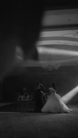 ✨După ce toată lumea a plecat și sala a rămas goala, am cerut DJ-ului o ultimă melodie. Eram doar noi două, ca și cum timpul ar fi făcut un pas înapoi. Și am început să dansăm. Pașii au venit singuri, fără repetiție, ca un reflex al unei vieți întregi petrecute împreună. În acest dans sunt amintirile copilăriei noastre: orele de balet în care râdeam complice in timp ce colegele repetau atent pasii, mașina din garaj care ne era nava spațială, tren de vacanța, ascunzătoare secreta. Sunt casele de păpuși ridicate din cărămizi cu rabdare de arhitecte. Sunt serile în care plângeam și visam odată cu „Titanic”, momentele din dressing în care dansam pe melodiile André, convinse că vom cuceri lumea. Sunt serile nesfârșite în care îl așteptam împreună pe Moș Crăciun. Prietenia noastră nu s-a născut întâmplător, a fost o mostenire pe care am primit-o de la parintii noștri. O moștenire ce imi doresc sa o transmitem si noi mai departe.  Casa de Piatra!🤍✨🫶🏻 @TheFeketes  . . . . . #weddingday #friendsforlife #dancingqueen #Abba #bride 