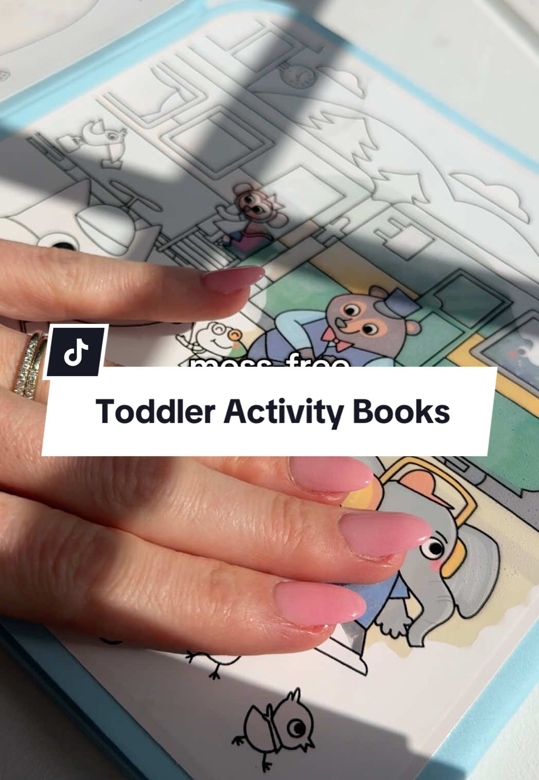 I cannot get enough of these toddler activitiy painting books! Plus they’re MESS FREEEEE! #waterpainting #coloringbook #toddleractivities #preschoollearning 