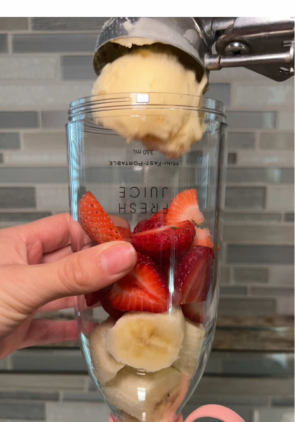 Strawberry banana shake 🍦🍓🍌 #freshjuice #smoothie #milkshake #portableblender #foryoupage 