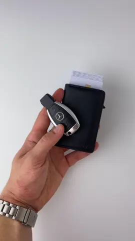 Modern everyday carry. #wallettracker #walletaces #smartwallet #everydaycarry #modernwallet