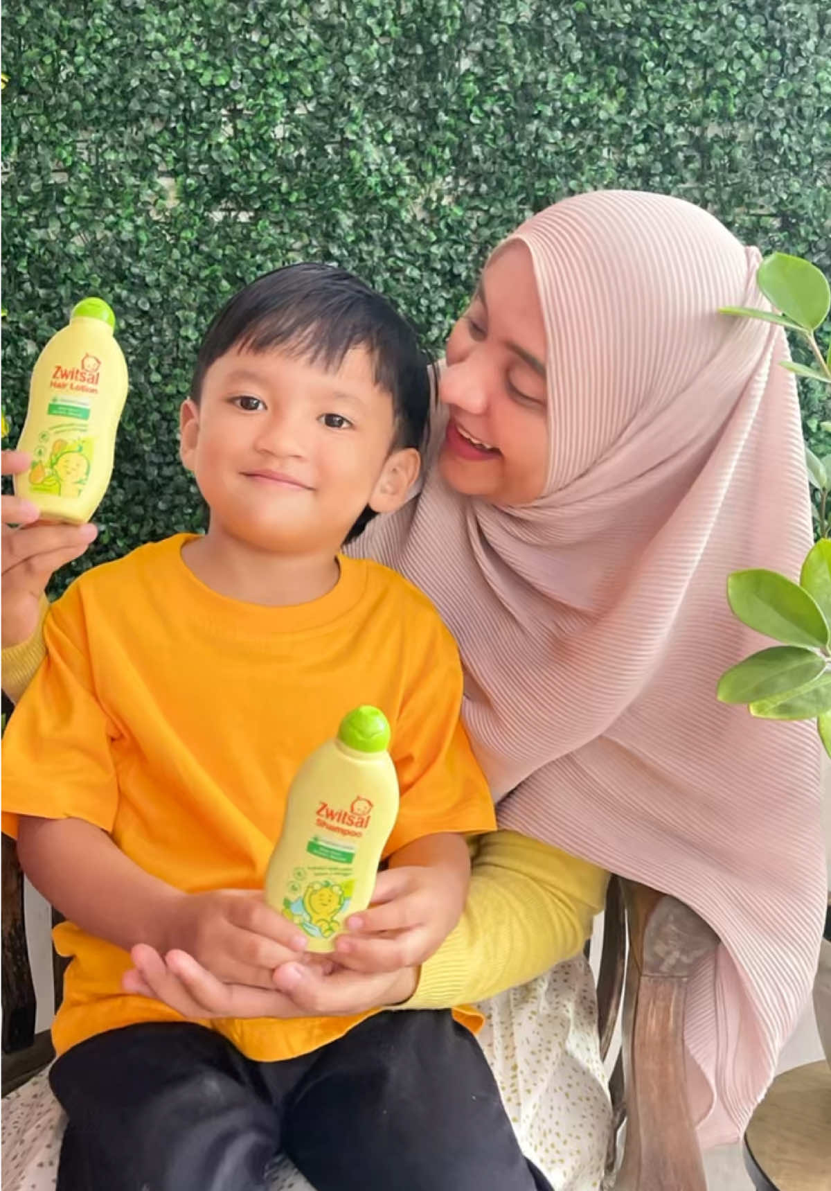 Ini cara yg aku lakukan utk rawat rambut anakku pakai hair care dari zwitsal Rambut si kecil jd lebih sehat, lebat, hitam dan mudah diatur. Wanginya lembut, dan bantu rambut si kecil tetap halus dan lembut 🥰 @zwitsal_id  #2langkahrambutlebat #zwitsal