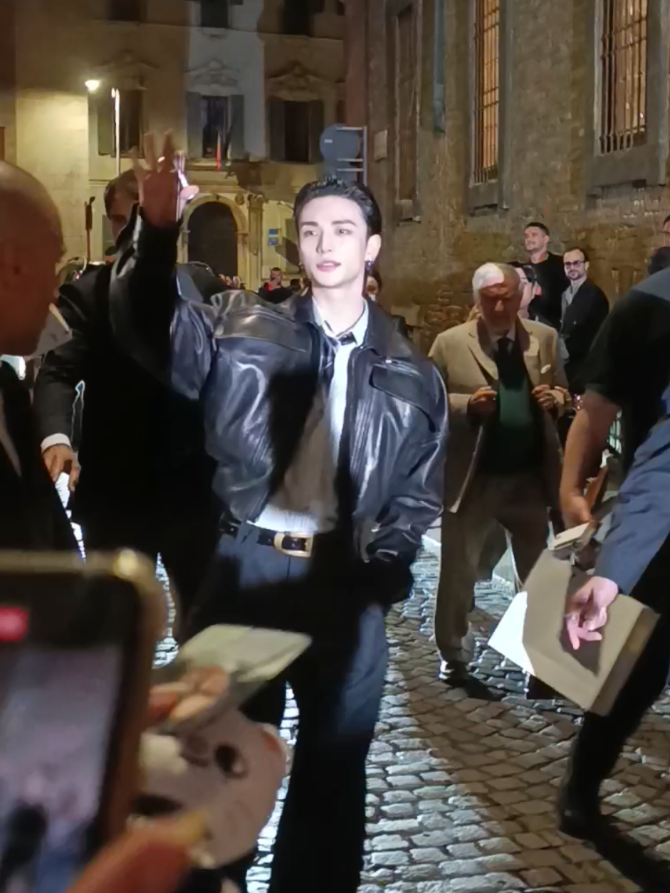 Oh, well, Hwang Hyunjin. #mfw25 #milanofashionweek2025 #straykids #skz #hyunjin