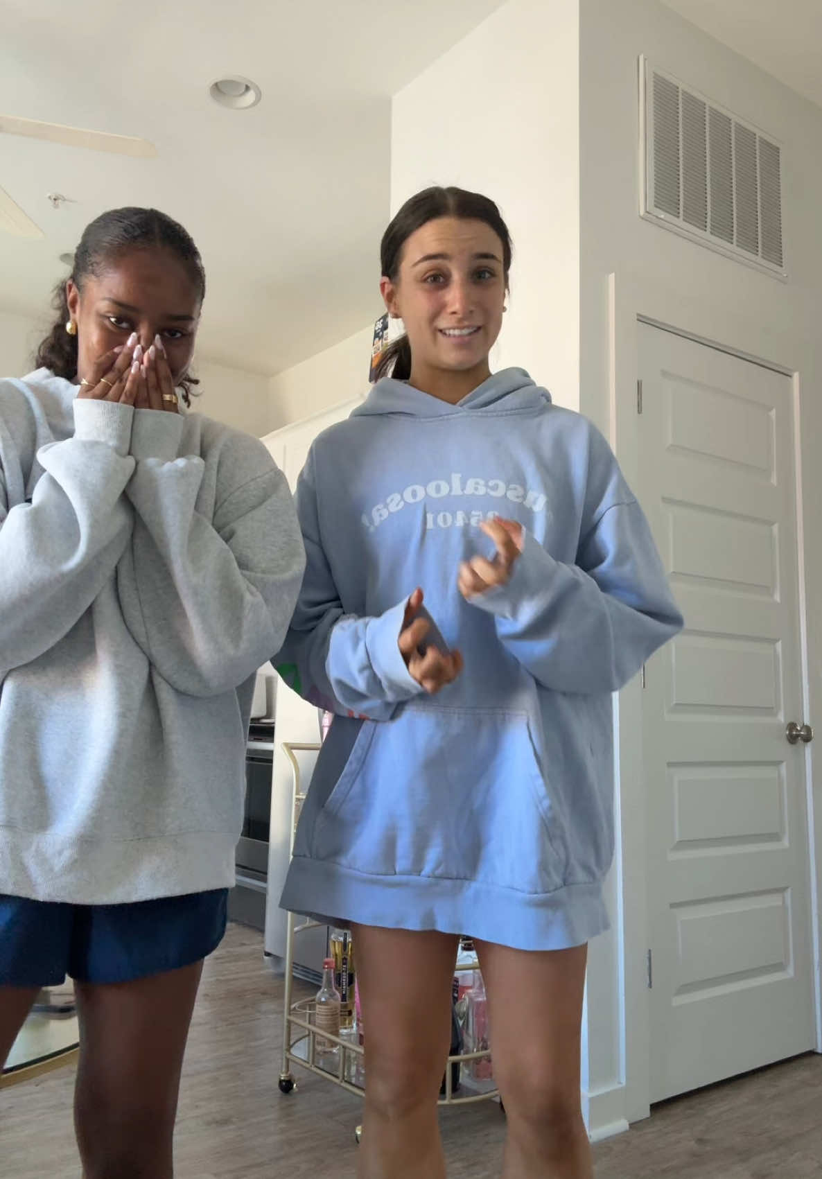 2 girls vs 1 roach #bama #roach #exterminator 