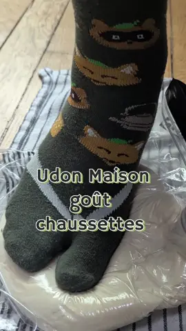 Udon maison… avec les pieds ! 👣🧦🐱 Promis, zéro goût chaussette 😂🍜 Team chaussette-chat : qui tente ? » #udon #nouillesjaponaises #FoodTok #udonmaison #japon 