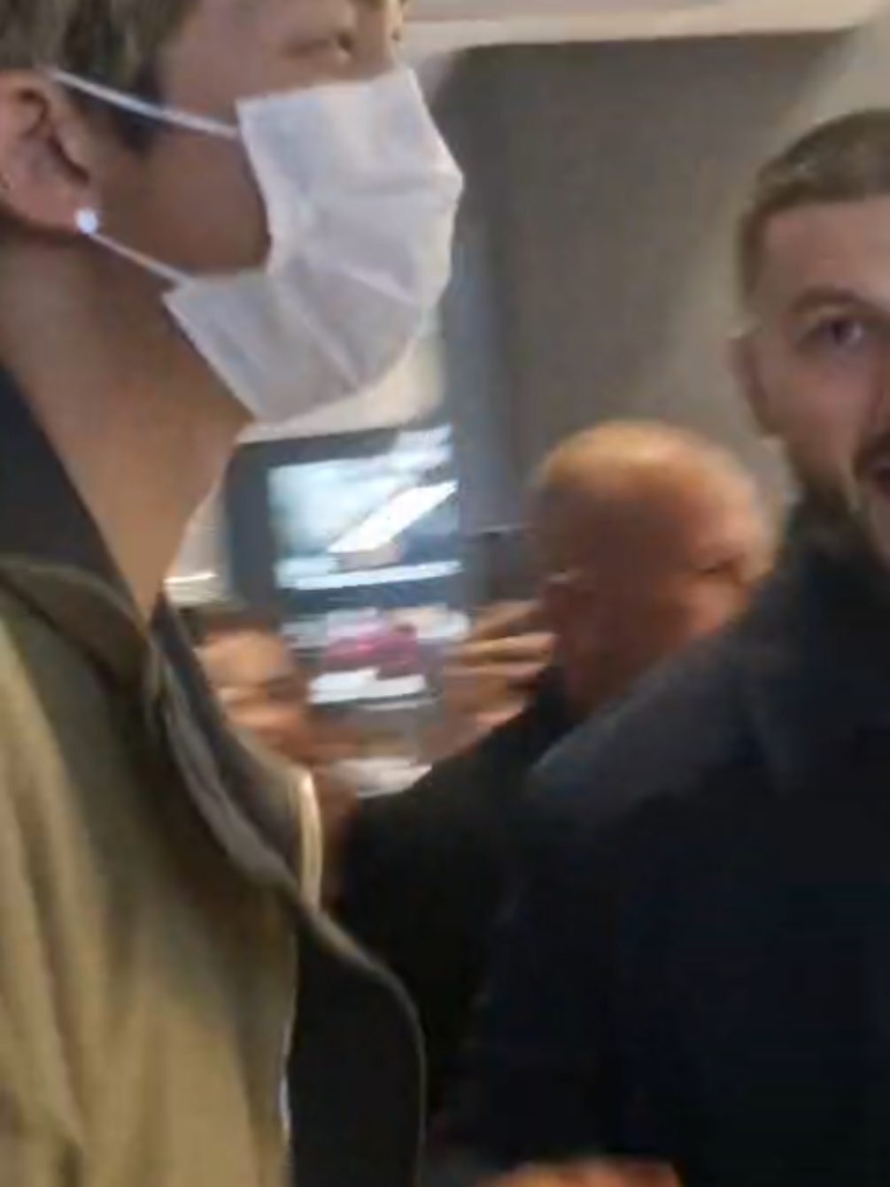 Llegada de Namjoon a Milán @bts #jin #nam #rm #namjoon nos pasó por al lado. Tan hermoso 💜🥹🥰👑 video de @felyfelicidad0 💖 yo estaba demasiado concentrada mirándolo, así que mi celular estaba apuntando para cualquier lado, jajaja 🤭