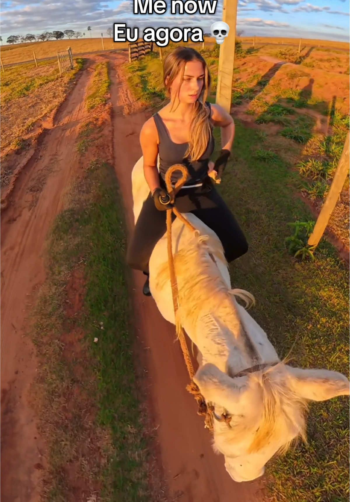 Growing up I was obsessed with horses, I wanted one so badly, I even ran and galloped like a horse 😭 😂  #inglesa #gringa #fazendeira #brazil 