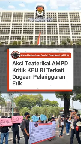 Aksi Teaterikal AMPD Kritik KPU RI Terkait Dugaan Pelanggaran Etik Aliansi Mahasiswa Peduli Demokrasi (AMPD) menggelar aksi teaterikal di depan kantor KPU RI, Jakarta, Kamis (25/9/2025). Dalam aksi tersebut, massa membawa spanduk dan poster bertuliskan kritik terhadap Ketua KPU RI yang disimbolkan “dikerangkeng Genk Solo”. Aksi teatrikal menampilkan peran KPU RI yang lehernya diikat dan ditarik oleh figur Genk Solo, menggambarkan dugaan ketidakmandirian lembaga penyelenggara pemilu. Koordinator Lapangan AMPD, Riko Robi, menilai KPU telah mencederai demokrasi melalui sejumlah kebijakan, seperti Keputusan 731/2025 yang membatasi akses publik terhadap dokumen capres-cawapres, serta penggunaan fasilitas mewah berupa jet pribadi dan helikopter. Menurutnya, kebijakan itu menimbulkan krisis kepercayaan publik, bahkan diduga untuk menutupi isu ijazah Presiden Joko Widodo dan data Wapres Gibran Rakabuming Raka. AMPD menyampaikan lima tuntutan, yakni: 	1.	DKPP segera memeriksa Ketua, Anggota, dan Sekjen KPU RI terkait dugaan pelanggaran etik. 	2.	Ketua dan Anggota KPU RI diminta mundur karena dianggap menutupi data Wapres Gibran. 	3.	Mendesak KPU kembali menjunjung asas jujur, adil, dan transparan. 	4.	Meminta Presiden dan DPR mengevaluasi kinerja penyelenggara pemilu. 	5.	Mendorong KPK menelusuri harta kekayaan jajaran KPU RI. AMPD menegaskan legitimasi demokrasi hanya bisa tegak jika penyelenggara pemilu bersih dari kepentingan politik.