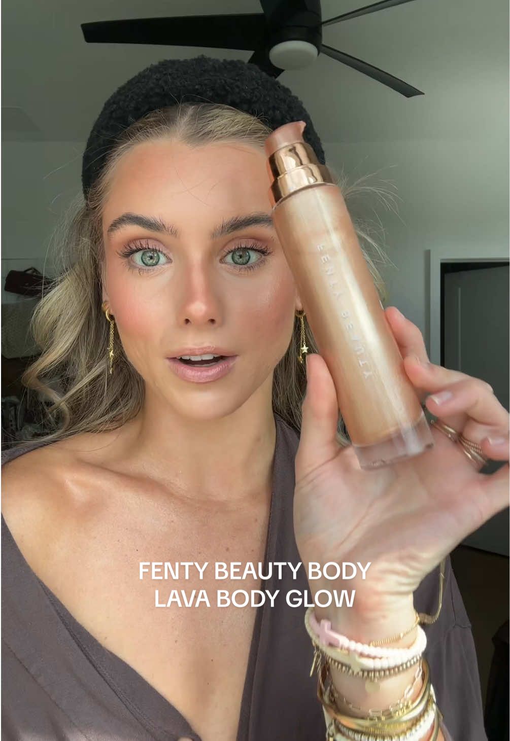 I’ve been blown away with how airbrushed everyone’s skin looks like it’s insane and so now I will never not be coated in body glow it makes my skin so hydrated and glowy and in a weird way makes it look more hydrated too 🤩✨ this one is shade who needs clothes  #bodyglow #fentysuperbrandday #fentybeautybodylava #liquidhighlighter #bodyglowoil @Fenty Beauty @Fenty Skin 