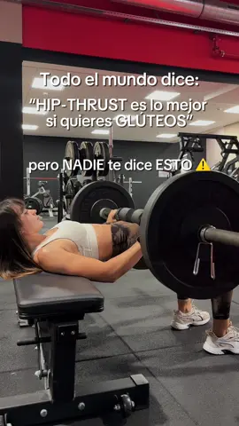 LEE AQUÍ ⬇️ Muchas chicas levantan MUCHO peso y aun así sus glúteos no crecen. ❌ ¿El motivo? 👉 falta de conexión mente-músculo y técnica deficiente. El hip-thrust está SOBREVALORADO en redes. Tus glúteos no van a crecer con un único ejercicio. Necesitan variedad 👉🏻 búlgaras, step-ups, abducciones, RDL… cada uno estimula fibras distintas. ✅ ⚡ Técnica mediocre = resultados mediocres ⚡ Reps sin recorrido o sin control = tiempo perdido ⚡ Sin pausa arriba = sin contracción máxima = menos crecimiento Y ojo, porque entrenar duro no basta: si comes como un pajarito, el músculo no tiene con qué crecer. 🔑 CONCLUSION: el hip-thrust funciona, PERO no es suficiente por sí solo. Tus glúteos crecen con tensión, recorrido, variedad y buena nutrición, no solo con peso en la barra.  #hipthrust #gymotivation #fyp #gymtips #consejos #gymgirl #Fitness 