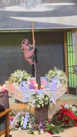 Paaldansact bij een uitvaart, ik vind het mooi, wat vinden jullie er van?  #fyp #poledancelove #funeral #Love #moulinrouge 