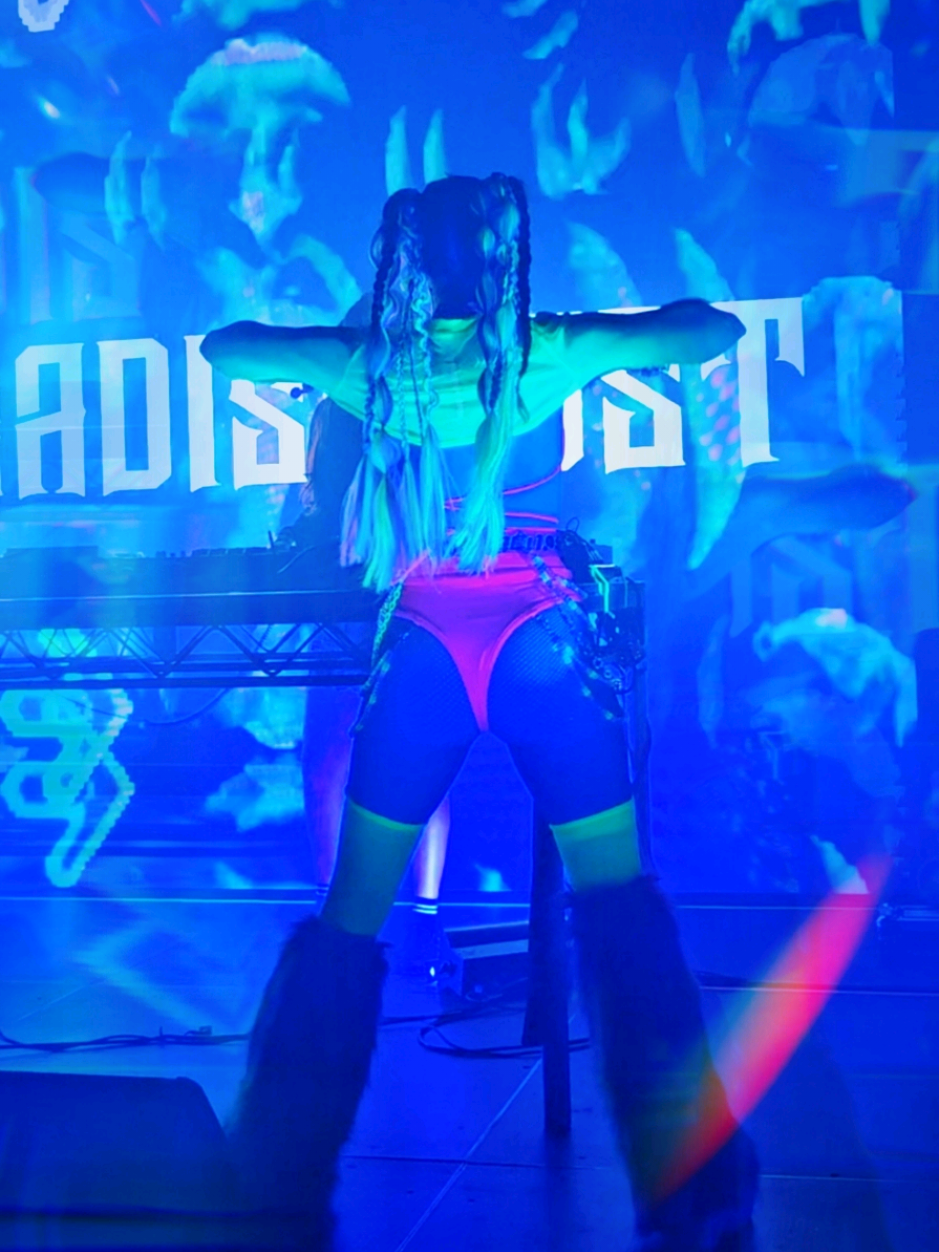 Gogo performing is all freestyle- O have no idea what is going to be played.  sometimes I know the songs, sometimes I have no idea and do my best to match it #gogodance #gogodancer #rave #freestyledance #neon #neonaesthetic 