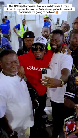 The KING @Shatta wale  has touched down in Kumasi airport to support his brother Sarkodie rappahorlic concept tomorrow. It’s going to be blast 🔥#moremoneystudios #fyp #fypp #ghanatiktok🇬🇭 #kumasi 