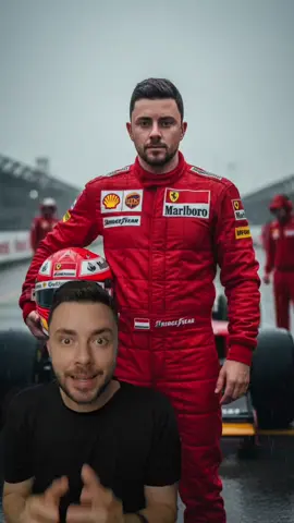 mais um prompt para você transformar sua foto em uma imagem incrível usando o nanobanana do gemini do Google gratuitamente. PROMPT 🚨  Crie uma imagem minha (foto enviada em anexo) um retrato 4K hiper-realista, Use 100% do rosto a cima da foto carregada, eu estou posicionado com confiança no pit lane em tempo nublado. Eu estou vestindo um macacão vermelho vibrante e detalhado com texturas de tecido realistas e logotipos de patrocinadores costurados, incluindo Shell, Marlboro, Goodyear e Bridgestone. Sua mão direita segura um capacete de F1 brilhante com listras vermelhas, pretas e amarelas. Atrás dele, um clássico carro de F1 preto e vermelho da Ferrari com o número 19 está ligeiramente fora de foco, junto com membros da equipe em uniformes vermelhos. A iluminação dramática melhora o clima com reflexos no asfalto molhado, profundidade de campo rasa, uma atmosfera chuvosa cinematográfica e tons de pele fotorrealistas. Iluminação de estúdio, foco ultra-nítido, texturas ultra-detalhadas, efeito de lente de 85 mm, composição simétrica, estilo fotográfico de alta faixa dinâmica. Resolução 8k. #chatgpt #gemini #prompt #nanobanana 