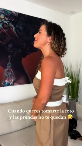 La mejor forma de ajustar las prendas para tu sesión de fotos 🤣. Qué te parece!? Amé el set de @Aldana Boutique aunque no me quede 🤪!