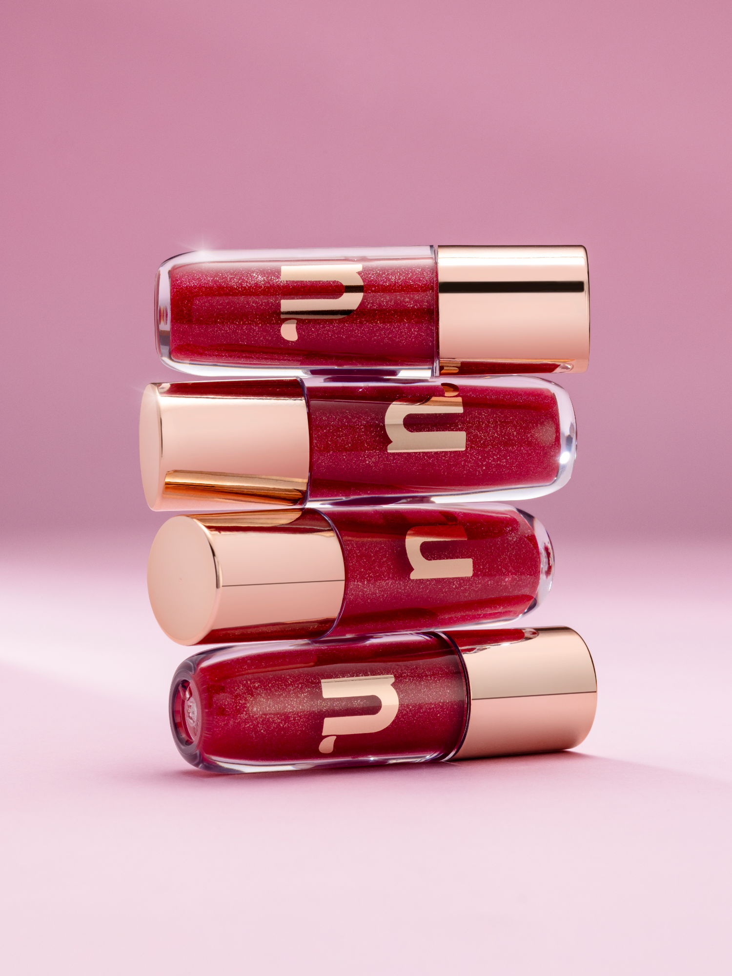 🍓 Uma joia para os lábios 🍓 O Gloss Morango do Amor é mais que maquiagem: é uma preciosidade em forma de produto. Com seu tom vermelho envolvente e partículas douradas que iluminam cada movimento, ele entrega brilho intenso, hidratação e um aroma irresistível de morango. Um luxo que transforma qualquer look em um momento de puro romance ✨ Você já viveu essa experiência de brilho? 💋 #NinaMakeup #NinaMakeup #NinaLovers #MorangodoAmor #GlossNinaMakeup #BrilhecomNinaMakeup