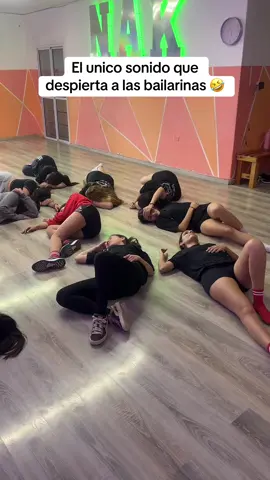 El unico sonido que despierta a las bailarinas 🤣🤣🤣 #dancer #nak #cba #fyp #danceacademy 