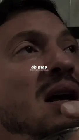 Quantas vezes você já ouviu a famosa frase: “deixa pra lá, fulano é assim mesmo”? Como se isso fosse uma desculpa para atitudes grosseiras, ofensivas ou até humilhantes. Mas “assim mesmo” com quem? Ninguém tem o direito de normalizar desrespeito. Se falou, precisa ouvir. Se machucou, precisa entender. Se passou dos limites, precisa ser colocado no lugar. Silenciar diante de quem age mal só alimenta a arrogância e dá força para que continue. O vídeo fala sobre essa linha que precisa ser traçada: a de não aceitar justificativas para comportamentos que ferem. Respeito não é favor, é dever. E quando você se cala diante do que te atinge, a mensagem que passa é de que está tudo bem. Mas não está. Colocar limites não é ser “briguento”, é ser justo consigo mesmo. Então, reflita: até que ponto você tem deixado passar atitudes que deveriam ter sido confrontadas no mesmo instante? Créditos: @marciognoatto 