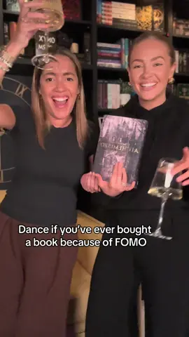 Guys, we’ve been fully sucked in with this one I can’t lie. Have you seen the size of it!??? Probs won’t even read it tbh 😂 (Seen someone else do this trend but can’t remember who sorry 🫶🏼)  #alchemised #alchemisedsenlinyu #manacled #darkfantasy #romantasybooktok 