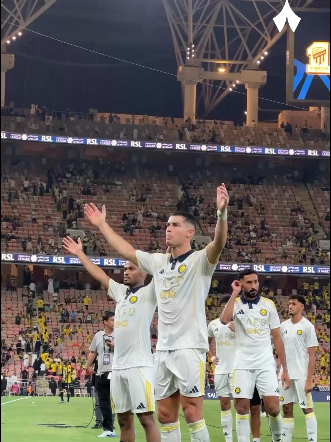احتفالية لاعبين النصر من أرض الملعب🔥 #الاتحاد_النصر #الكلاسيكو_على_ثمانية #thmanyahsports #sportsinsaudi