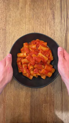 50 Garlic Clove Marinara Pasta by @nytcooking @alisee Ingredients  50!! Cloves of garlic (tbh I think 10-20 would likely do the job with less hassle) @thechristopherranch  1 lb / 450g pasta of choice @dececco_pasta  1/4 cup (less if you want) extra virgin olive oil @terradelyssa  Red pepper flakes to taste 1 24 oz can of crushed tomatoes @centofinefoods  Salt & Pepper to taste
