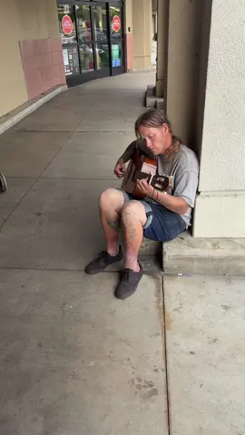 Gave him 5$ and he performed me a classic🌙 Pink Floyd music always the best way to connect with one another 🖤🌙 #fyp #pinkfloyd 