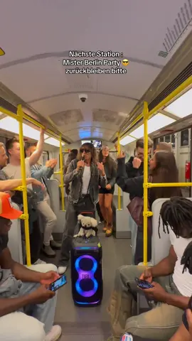 Nächste Station: Mister Berlin Party 😎 … zurückbleiben bitte! #ubahn #berlin #party #mrberlinparty #vibes 