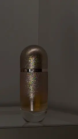 O perfume que me acompanha em cada momento que merece ser celebrado! ✨ @Carolina Herrera #212carolinaherrera #perfumetok #publicidade