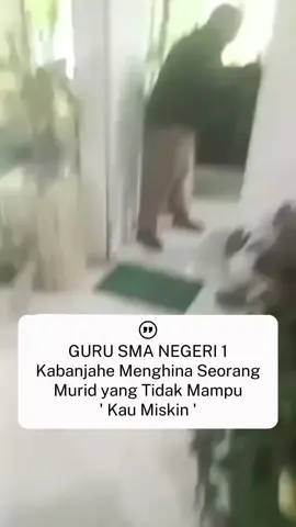 Seorang guru di SMA Negeri 1 Kabanjahe diduga menghina muridnya dengan menyebut kata “kau miskin” hanya karena tidak membayar iuran sebesar Rp100 ribu. Padahal, sesuai aturan, SMA Negeri seharusnya gratis tanpa adanya pungutan wajib. Peristiwa ini langsung membuat orang tua murid marah dan mendatangi sekolah untuk meminta penjelasan. Terlihat orang tua siswa memprotes keras kebijakan tersebut. Mereka mempertanyakan dasar permintaan uang Rp100 ribu yang diklaim sebagai “SPP”. Namun bukannya mendapat penjelasan, sang guru justru terkesan berbalik menyerang. Guru tersebut bahkan mengusir orang tua murid dari sekolah, sekaligus mengancam akan melaporkan mereka ke polisi. Tak hanya itu, sang guru juga mengaku sebagai korban alias play victim setelah orang tua memprotes keras. Kasus ini menimbulkan pertanyaan besar: dari mana kebijakan pungutan Rp100 ribu tersebut muncul, dan apakah benar sekolah negeri diizinkan melakukan pungutan seperti itu? Hingga berita ini diturunkan, pihak sekolah maupun Dinas Pendidikan Sumatera Utara belum memberikan keterangan resmi terkait dugaan penghinaan serta pungutan liar yang terjadi di SMA Negeri 1 Kabanjahe. Publik kini mendesak agar Dinas Pendidikan turun tangan untuk menyelidiki kasus ini. Selain menyangkut dugaan pungli, pernyataan guru yang menyebut siswa “miskin” dinilai sebagai bentuk pelecehan dan mencederai dunia pendidikan. #kabamjahe #sumut #beritaviral  #lewatberanda #foryouu 