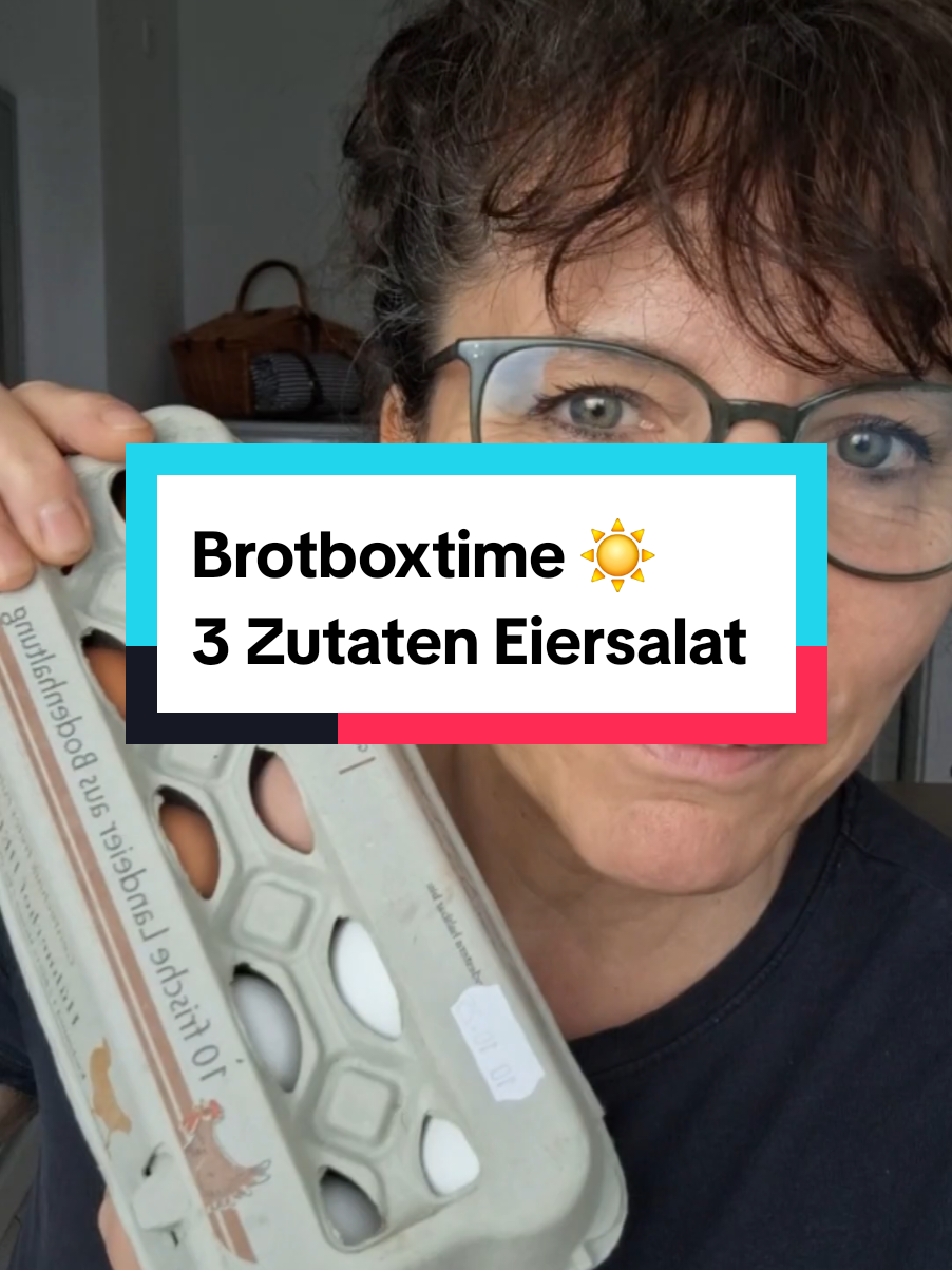 Eiersalat 🥑🍎 Brotboxtime – gesund, lecker & perfekt für meinen Longevity-Lifestyle: ✨ Eiersalat aus körnigem Frischkäse, Senf, Eiern & Dill ✨ Bratapfel-Kompott ✨ Gurke ✨ Avocado mit Limettensaft 💚 5 Vorteile für deine Gesundheit & Langlebigkeit: 1. Protein-Power aus Ei & Frischkäse → Muskelschutz & Sättigung. 2. Omega-Fette aus Avocado → gut fürs Herz & deine Zellen. 3. Ballaststoffe & Antioxidantien aus Apfel & Gurke → Darm & Immunsystem freuen sich. 4. Weniger Heißhunger dank stabiler Blutzuckerwerte. 5. Meal Prep → spart Geld, schenkt Kontrolle & verhindert ungesunde Snacks unterwegs. 👉 Deine Brotbox ist mehr als nur Essen – sie ist ein täglicher Invest in Energie, Fokus & ein langes, glückliches Leben. #BolleKochtEinfach #brotboxtime #restelosglücklich #LongevityLifestyle #eiersalat  Eiersalat  Inspiration  Frühstück  Wenige Zutaten 