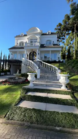 Casa Blanche 📍Aspen Mountain, Gramado/RS 5 suítes sofisticadas, mais de 100 lustres de cristal 💎 5 suítes | 592 m² | 2 vagas  ⚜️ Mobiliário folheado a ouro e adega para 1.000 rótulos 🍷 ⚜️ Piscina aquecida com cobertura retrátil 💧 ⚜️ Automação completa e segurança de alto nível 🔒 Casa Blanche: luxo, tecnologia e exclusividade em cada detalhe. 💰R$ 26,6 milhões 💻 sensovende.com.br 📲 Saiba mais clicando no link da bio e agende uma visita . . . #CasaEmGramado #AspenMountain #GramadoRs #SerraGaúcha #Luxo
