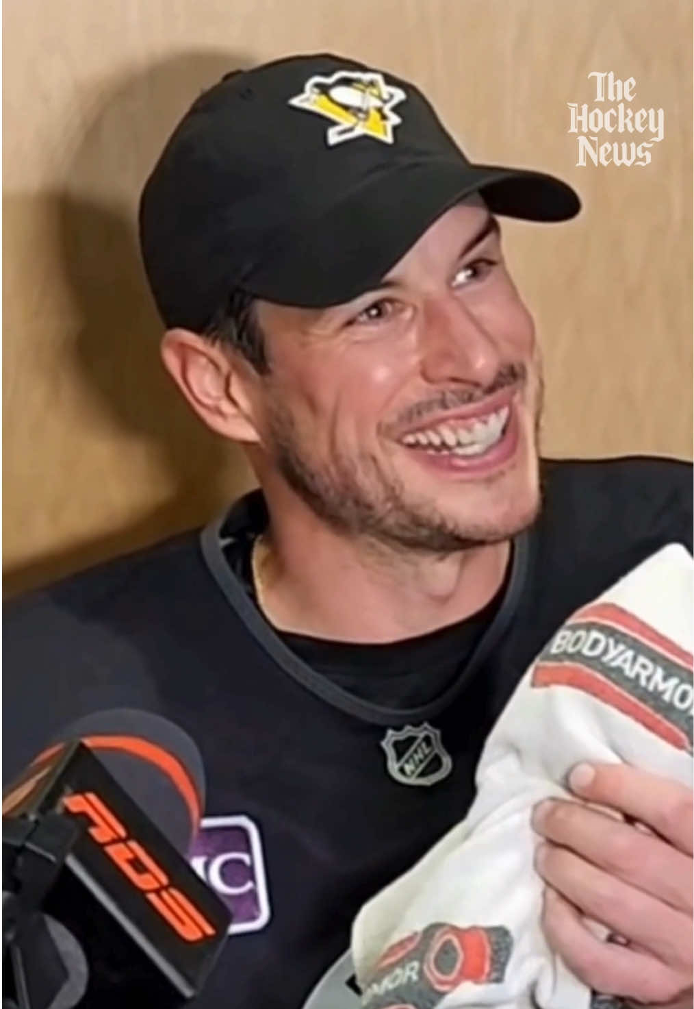Classic Sid was all smiles while being asked about Fleury and, of course, clearing the air on the tumble roll save🤣