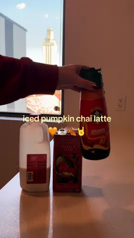 make an iced pumpkin chai latte with me :) ☕️🕰️ #fall #fallaesthetic #fallrecipes #utaustin 